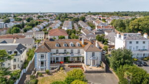 Beautifully Presented 4 Bedroom Apt with Garden an& Double Garage