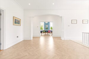 Beautifully Presented 4 Bedroom Apt with Garden an& Double Garage