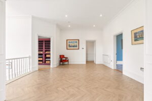 Beautifully Presented 4 Bedroom Apt with Garden an& Double Garage