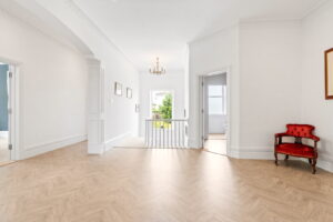 Beautifully Presented 4 Bedroom Apt with Garden an& Double Garage