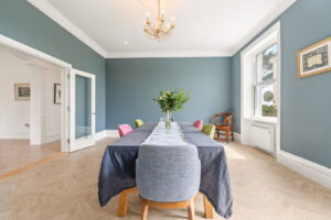 Beautifully Presented 4 Bedroom Apt with Garden an& Double Garage