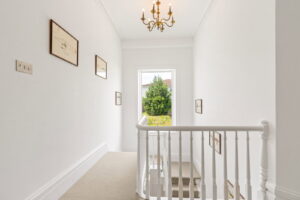 Beautifully Presented 4 Bedroom Apt with Garden an& Double Garage