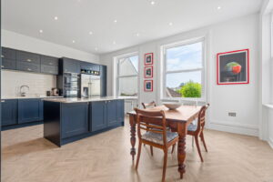 Beautifully Presented 4 Bedroom Apt with Garden an& Double Garage