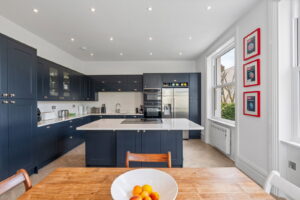 Beautifully Presented 4 Bedroom Apt with Garden an& Double Garage