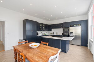 Beautifully Presented 4 Bedroom Apt with Garden an& Double Garage