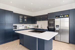 Beautifully Presented 4 Bedroom Apt with Garden an& Double Garage