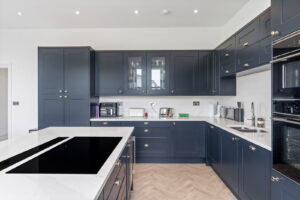 Beautifully Presented 4 Bedroom Apt with Garden an& Double Garage
