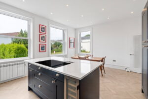 Beautifully Presented 4 Bedroom Apt with Garden an& Double Garage