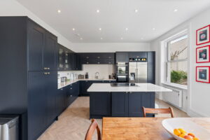 Beautifully Presented 4 Bedroom Apt with Garden an& Double Garage