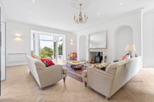 Beautifully Presented 4 Bedroom Apt with Garden an& Double Garage