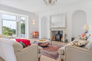 Beautifully Presented 4 Bedroom Apt with Garden an& Double Garage