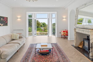 Beautifully Presented 4 Bedroom Apt with Garden an& Double Garage