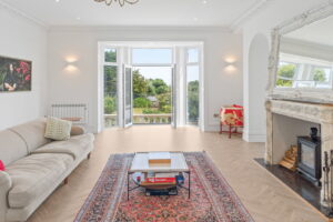 Beautifully Presented 4 Bedroom Apt with Garden an& Double Garage