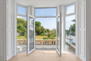 Beautifully Presented 4 Bedroom Apt with Garden an& Double Garage
