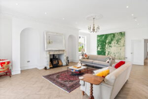 Beautifully Presented 4 Bedroom Apt with Garden an& Double Garage