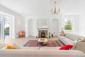 Beautifully Presented 4 Bedroom Apt with Garden an& Double Garage