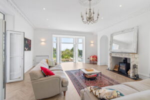 Beautifully Presented 4 Bedroom Apt with Garden an& Double Garage