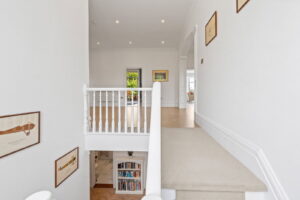 Beautifully Presented 4 Bedroom Apt with Garden an& Double Garage
