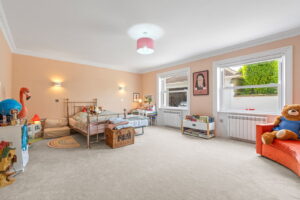 Beautifully Presented 4 Bedroom Apt with Garden an& Double Garage