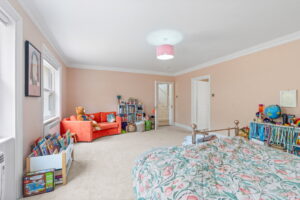 Beautifully Presented 4 Bedroom Apt with Garden an& Double Garage