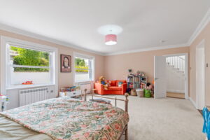 Beautifully Presented 4 Bedroom Apt with Garden an& Double Garage