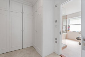 Beautifully Presented 4 Bedroom Apt with Garden an& Double Garage