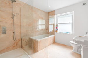Beautifully Presented 4 Bedroom Apt with Garden an& Double Garage