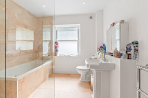 Beautifully Presented 4 Bedroom Apt with Garden an& Double Garage