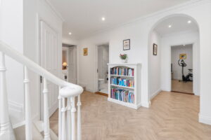 Beautifully Presented 4 Bedroom Apt with Garden an& Double Garage
