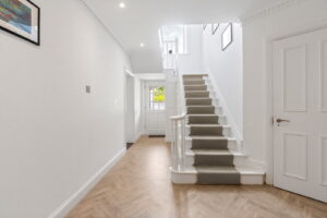 Beautifully Presented 4 Bedroom Apt with Garden an& Double Garage