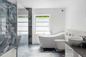 Beautifully Presented 4 Bedroom Apt with Garden an& Double Garage