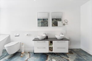 Beautifully Presented 4 Bedroom Apt with Garden an& Double Garage