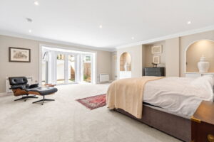 Beautifully Presented 4 Bedroom Apt with Garden an& Double Garage