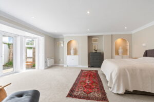 Beautifully Presented 4 Bedroom Apt with Garden an& Double Garage