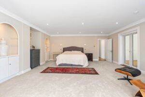 Beautifully Presented 4 Bedroom Apt with Garden an& Double Garage