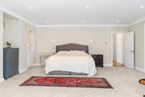 Beautifully Presented 4 Bedroom Apt with Garden an& Double Garage