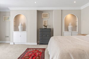 Beautifully Presented 4 Bedroom Apt with Garden an& Double Garage