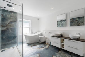 Beautifully Presented 4 Bedroom Apt with Garden an& Double Garage
