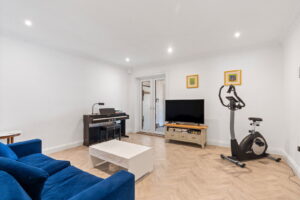 Beautifully Presented 4 Bedroom Apt with Garden an& Double Garage