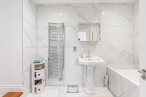 Beautifully Presented 4 Bedroom Apt with Garden an& Double Garage