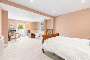 Beautifully Presented 4 Bedroom Apt with Garden an& Double Garage