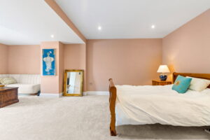 Beautifully Presented 4 Bedroom Apt with Garden an& Double Garage