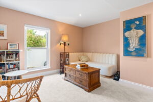 Beautifully Presented 4 Bedroom Apt with Garden an& Double Garage