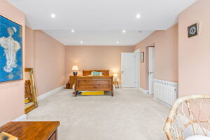 Beautifully Presented 4 Bedroom Apt with Garden an& Double Garage