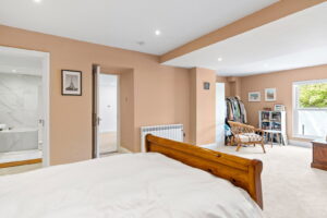 Beautifully Presented 4 Bedroom Apt with Garden an& Double Garage