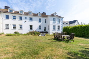 Beautifully Presented 4 Bedroom Apt with Garden an& Double Garage