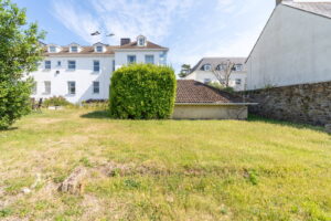 Beautifully Presented 4 Bedroom Apt with Garden an& Double Garage