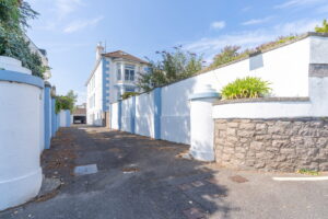 Beautifully Presented 4 Bedroom Apt with Garden an& Double Garage
