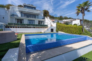 A Stunning Fully Furnished Executive Home with Spectacular Views In St Aubin