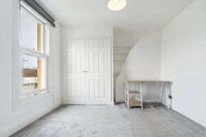 Immaculate One Bedroom Top Floor Apartment - No Onward Chain